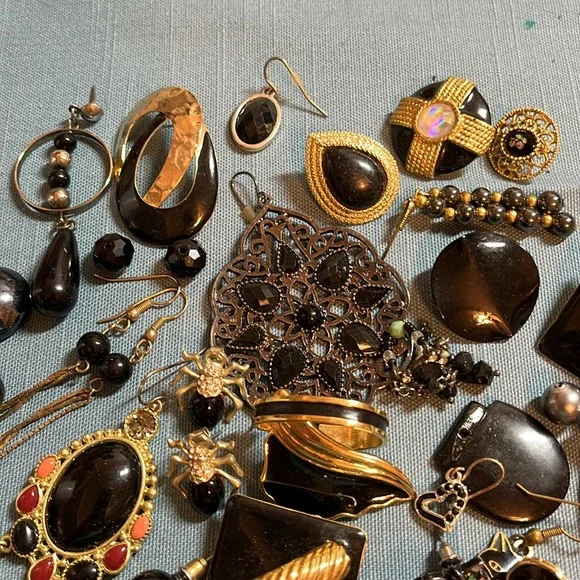 Black single earring lot, vintage to now, 55+ pieces - Picture 5 of 12